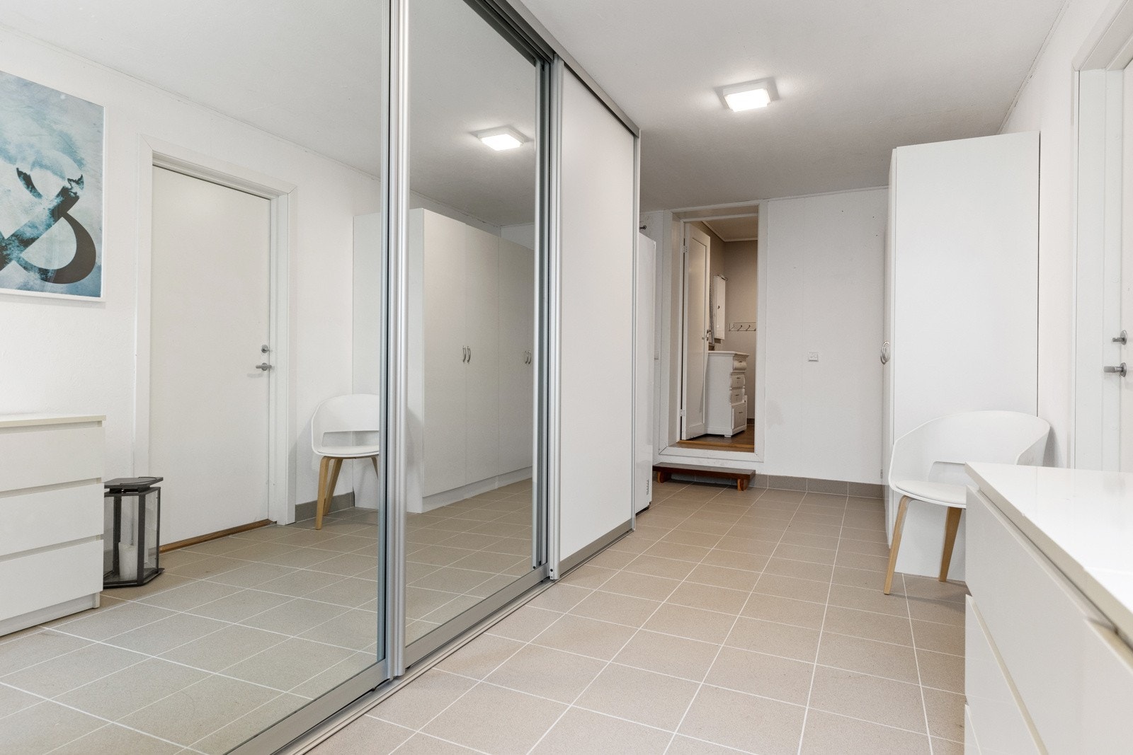 Skyvedørsgarderober ved vaskerom / entre Galleribilde