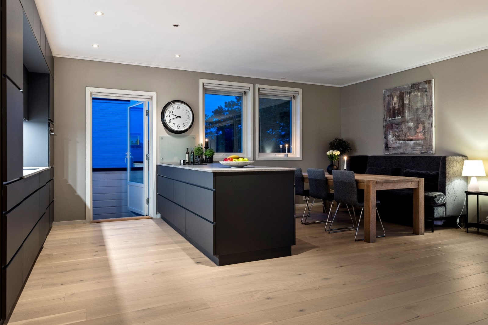 Gjennom kjøkkenet kommer du til den største og nyeste verandaen i 2.etasje Galleribilde