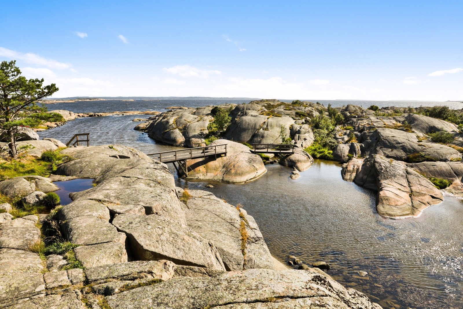 Det er rusleavstand gjennom skogen til Enhuskilen med badestrand og ytterst på Langøya ligger Glufsa, en populær badeplass. Galleribilde