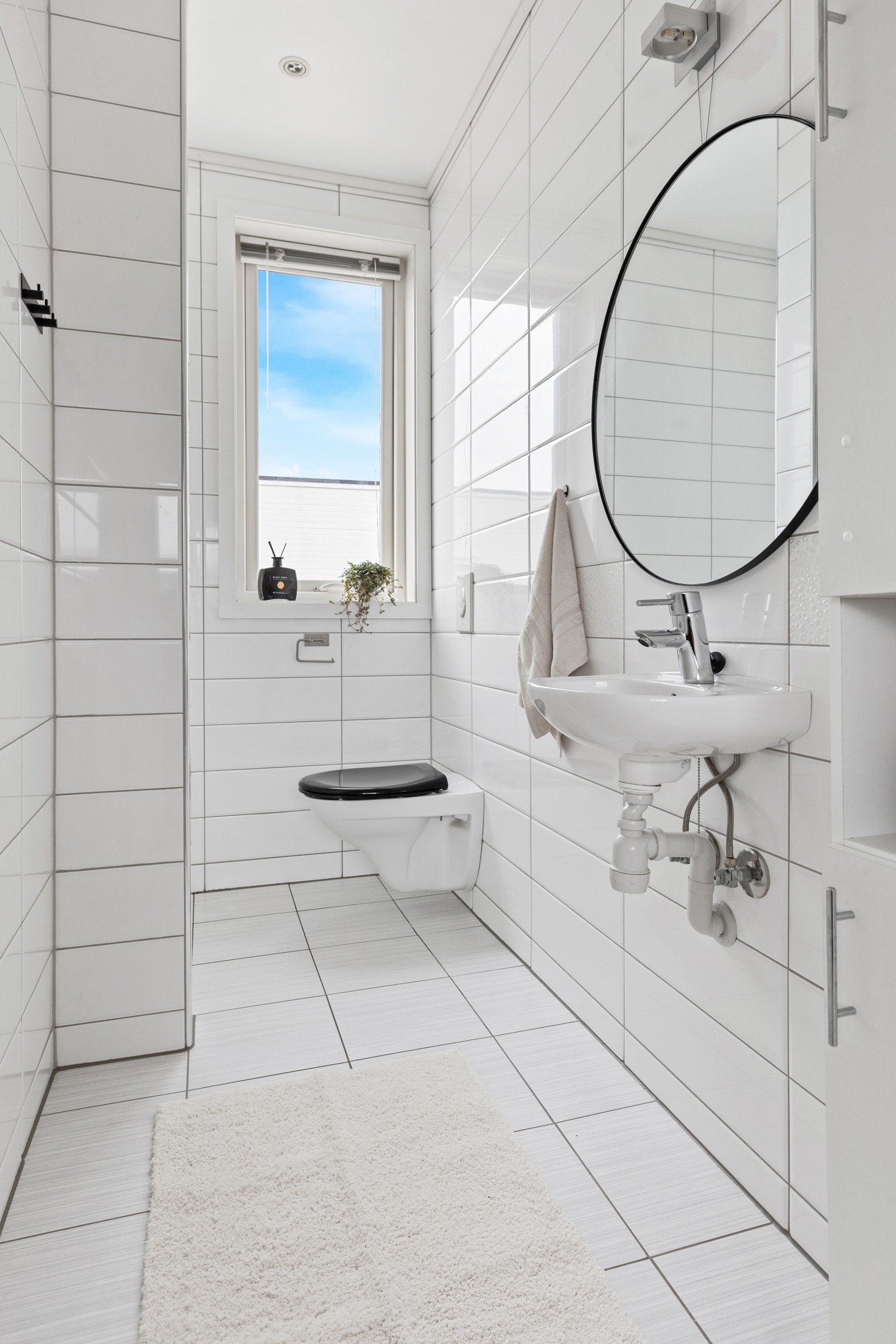 Flislagt bad #2. Det er dusj i hjørne Galleribilde