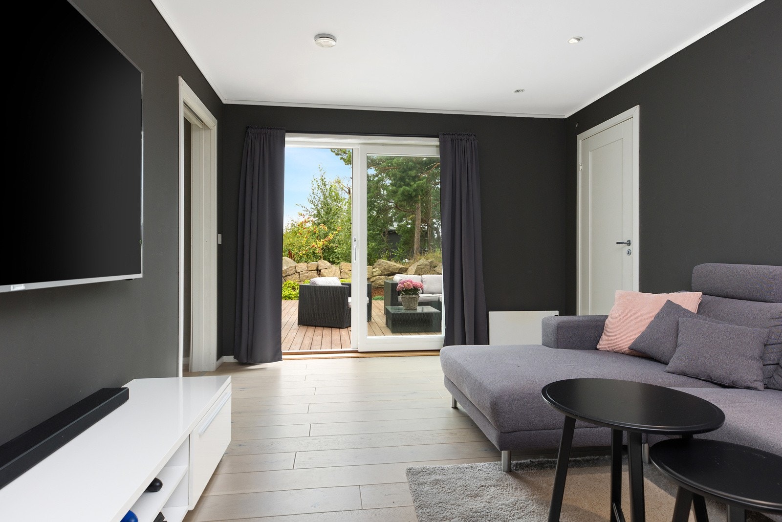 Tv-stue i første etasje med utgang til plattingen utenfor Galleribilde