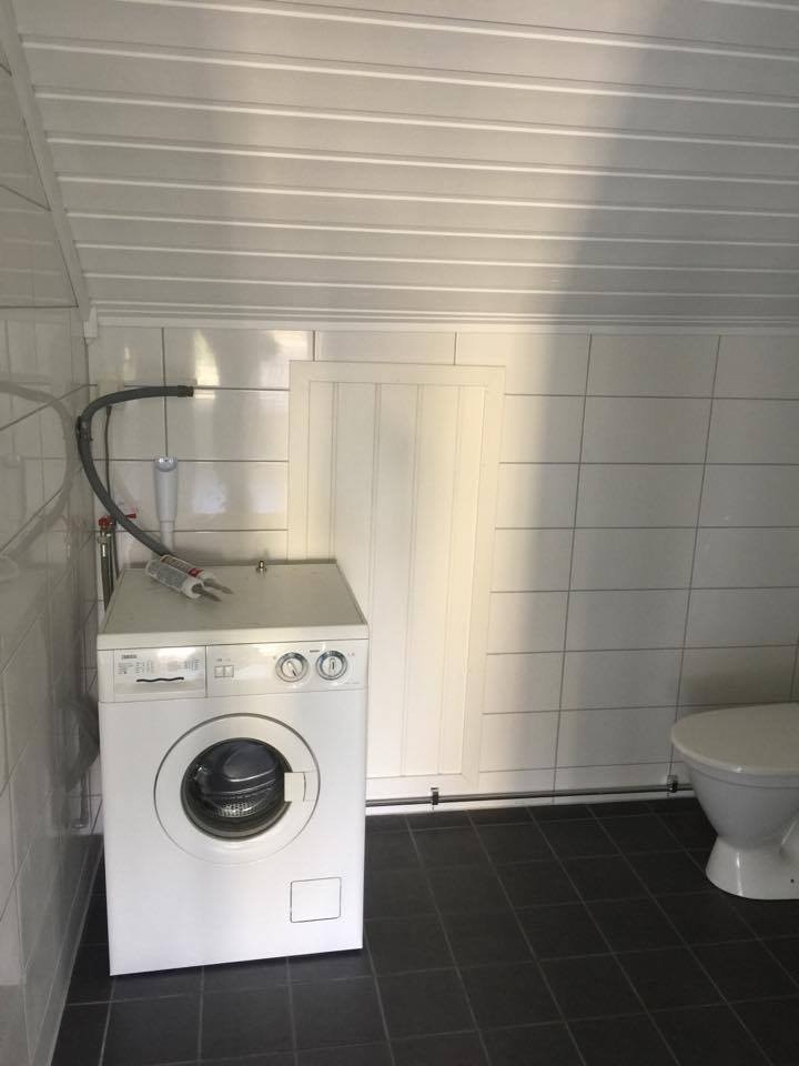 Bad med opplegg for vaskemaskin Galleribilde