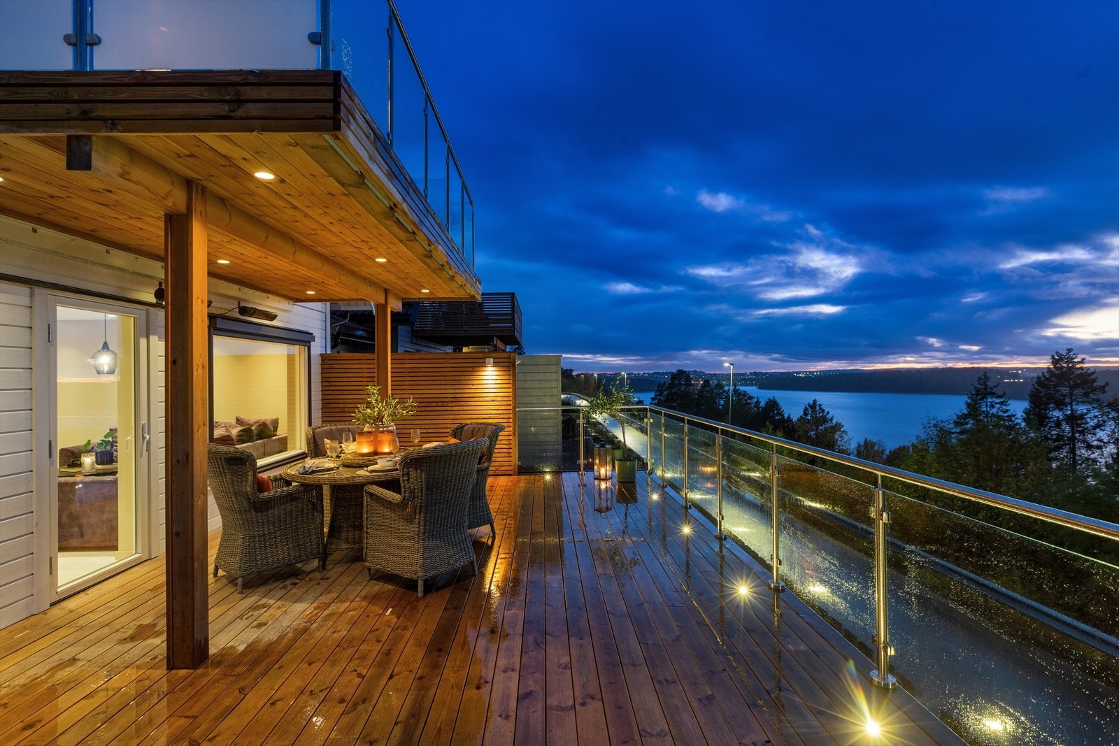 Stor veranda med glassrekkverk - herlig utsikt og meget gode solforhold Galleribilde