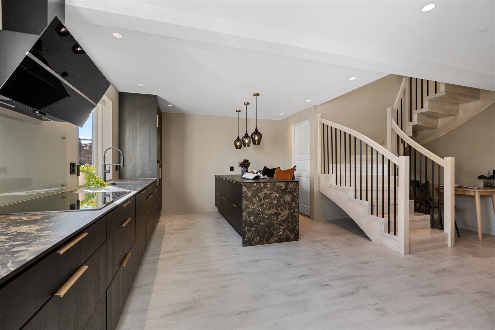 Meget godt med skap- og benkeplass. Integrete hvitevarer som oppvaskmaskin, stekeovn, induksjonstopp, vinskap, microovn, kjøleskap og fryseskap Galleribilde