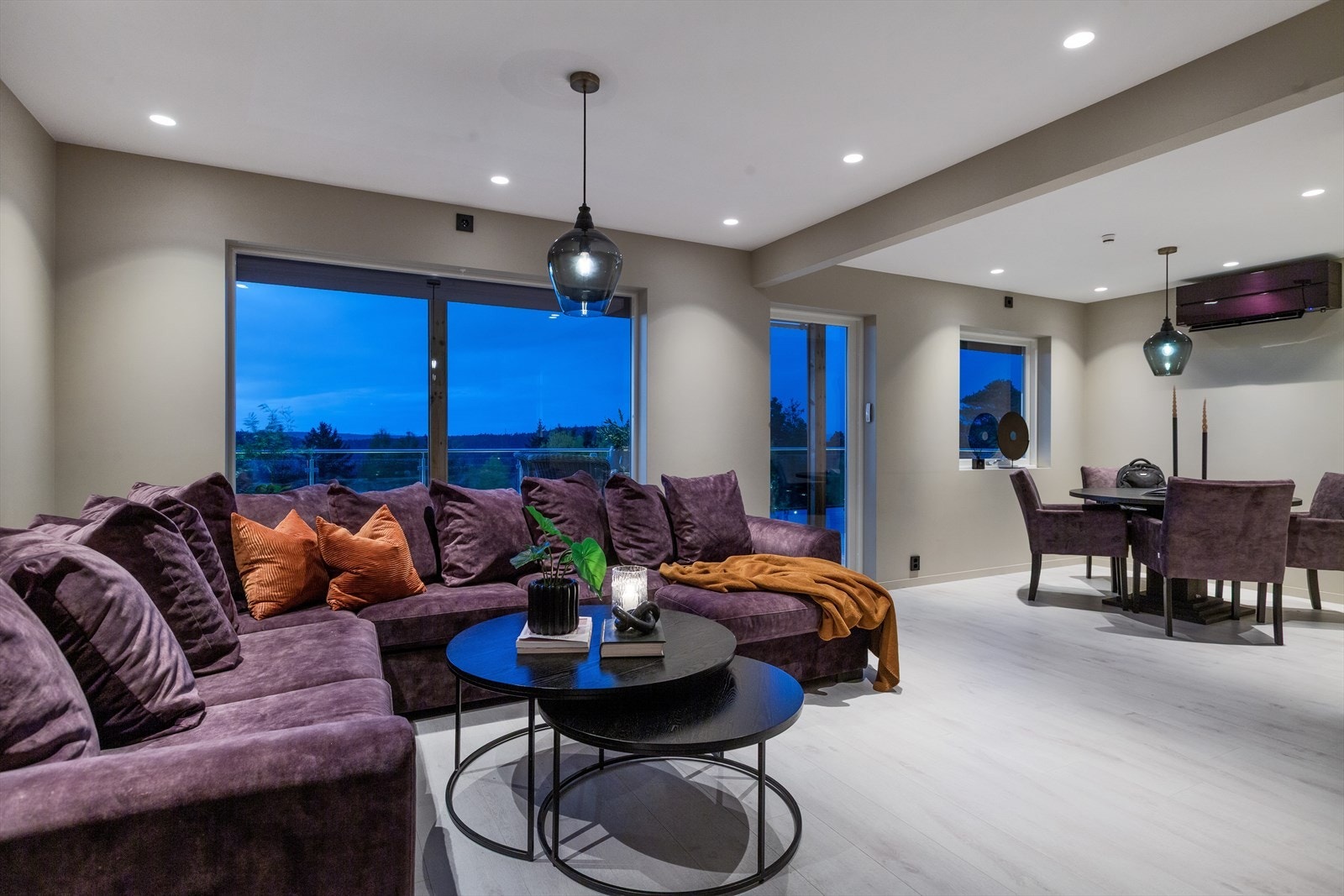 Åpen stue og kjøkkenløsning - legg merke til downlights som gir god og harmonisk belysning i stuen Galleribilde