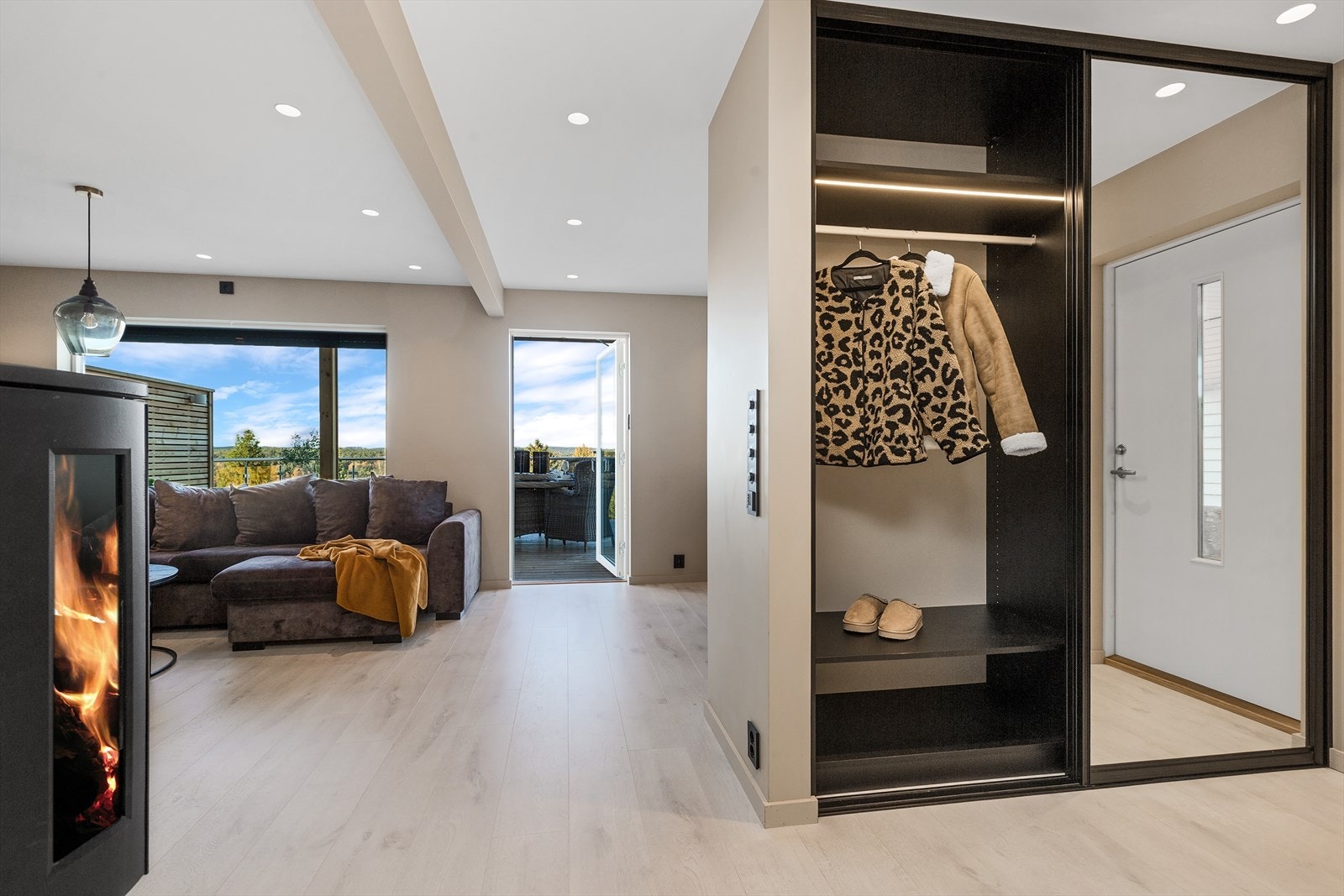 Her fra overgangen stue og kjøkken. Vi ser gang med praktisk garderobe på høyre side Galleribilde