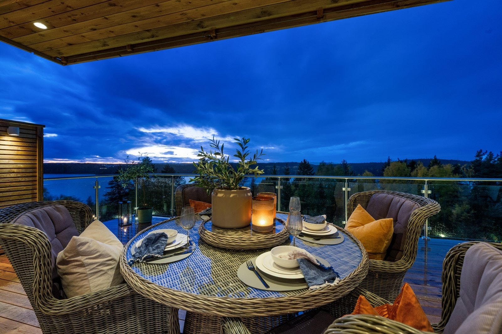 Det er bare å gelde seg til neste sommer og hyggelige sosiale kvelder på denne verandaen som gir både sol og utsikt Galleribilde