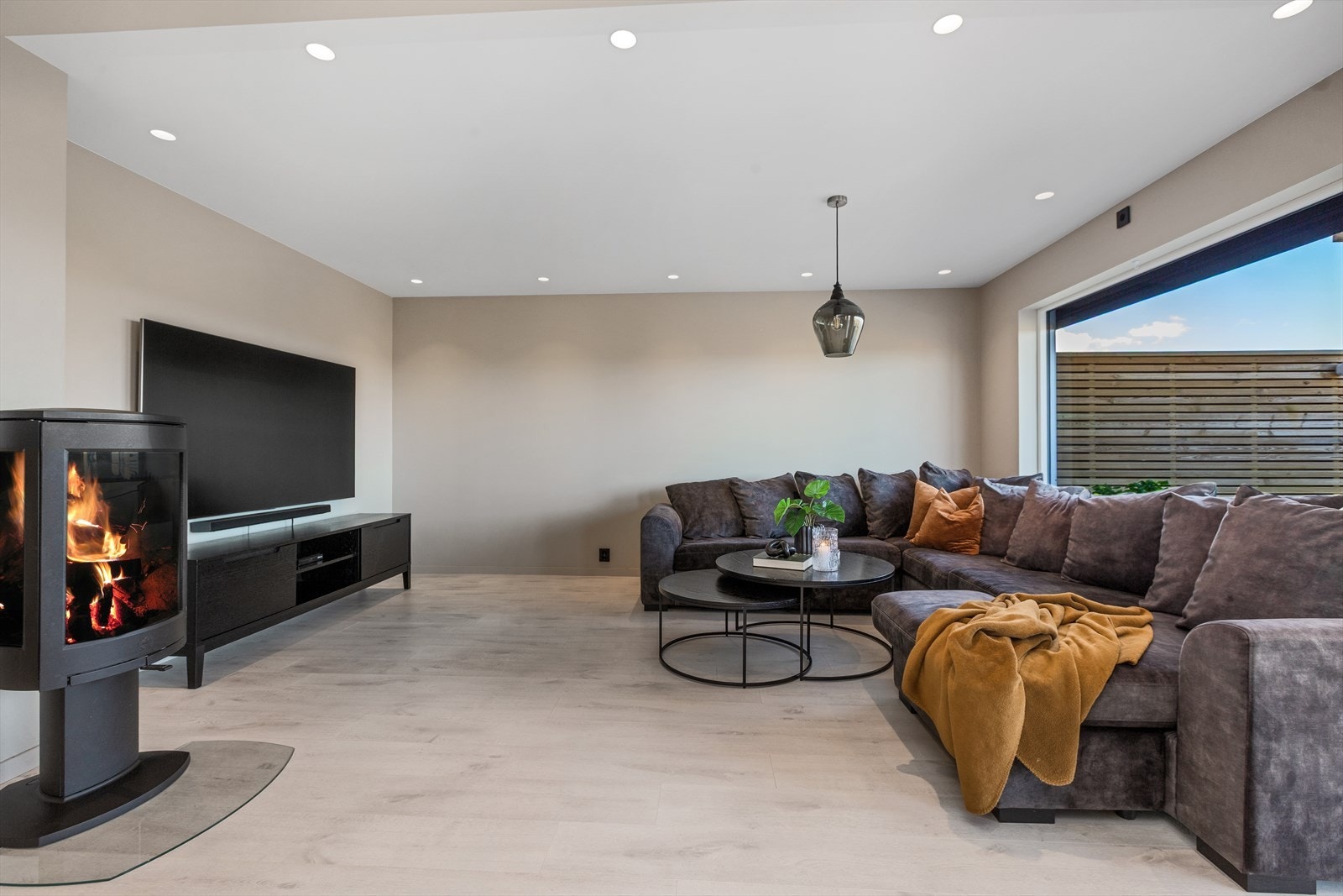 Stue- legg merke til vedovn i overgangen Galleribilde