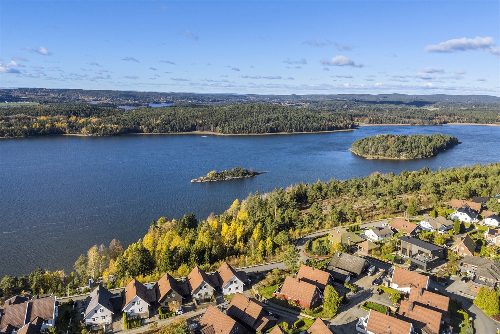 Det er meget god utsikt fra eiendommen til Tunevannet Galleribilde
