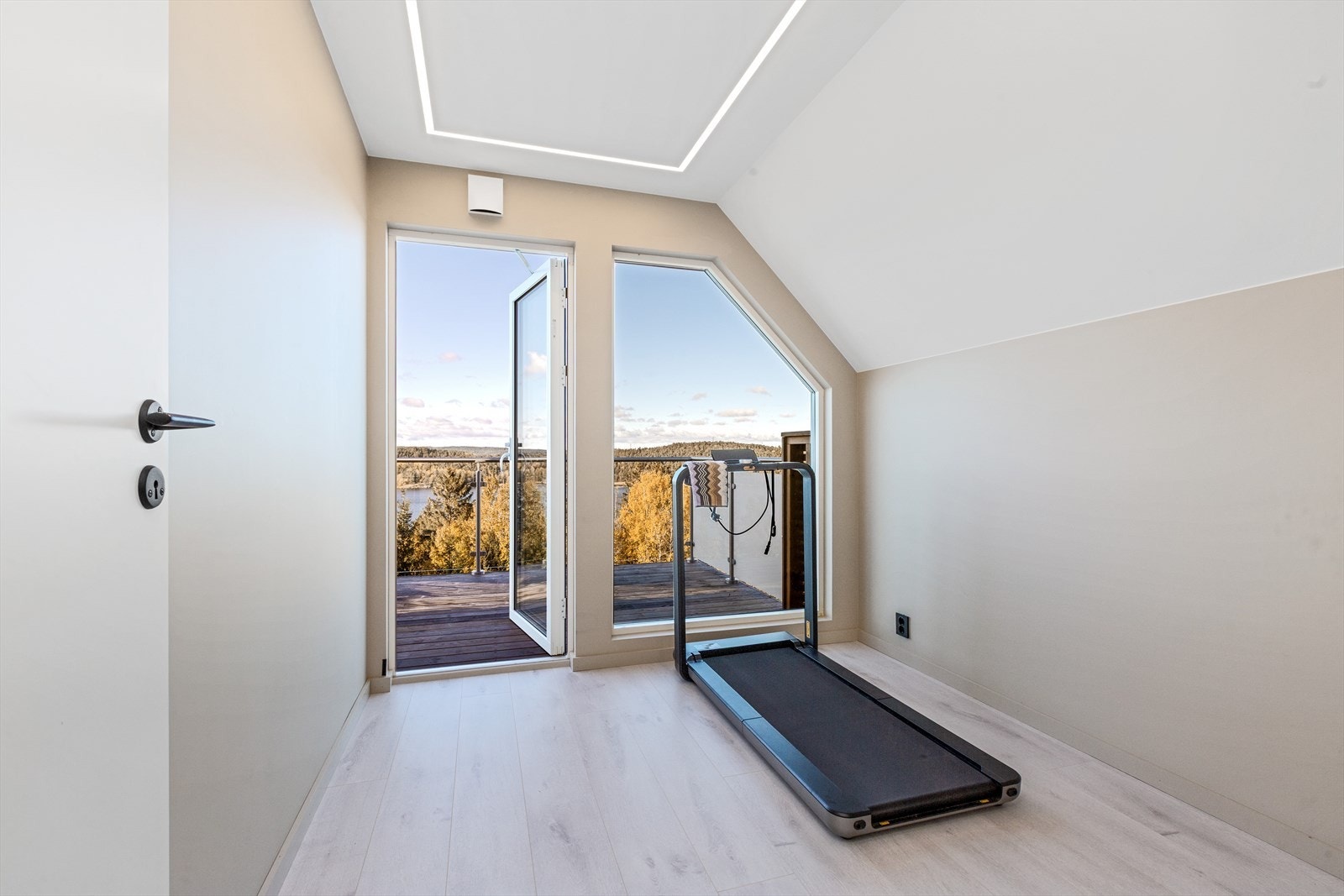 Soverom 1 - legg spesielt merke til at på alle soverommene er det installert ledstriper i himling for belysning Galleribilde