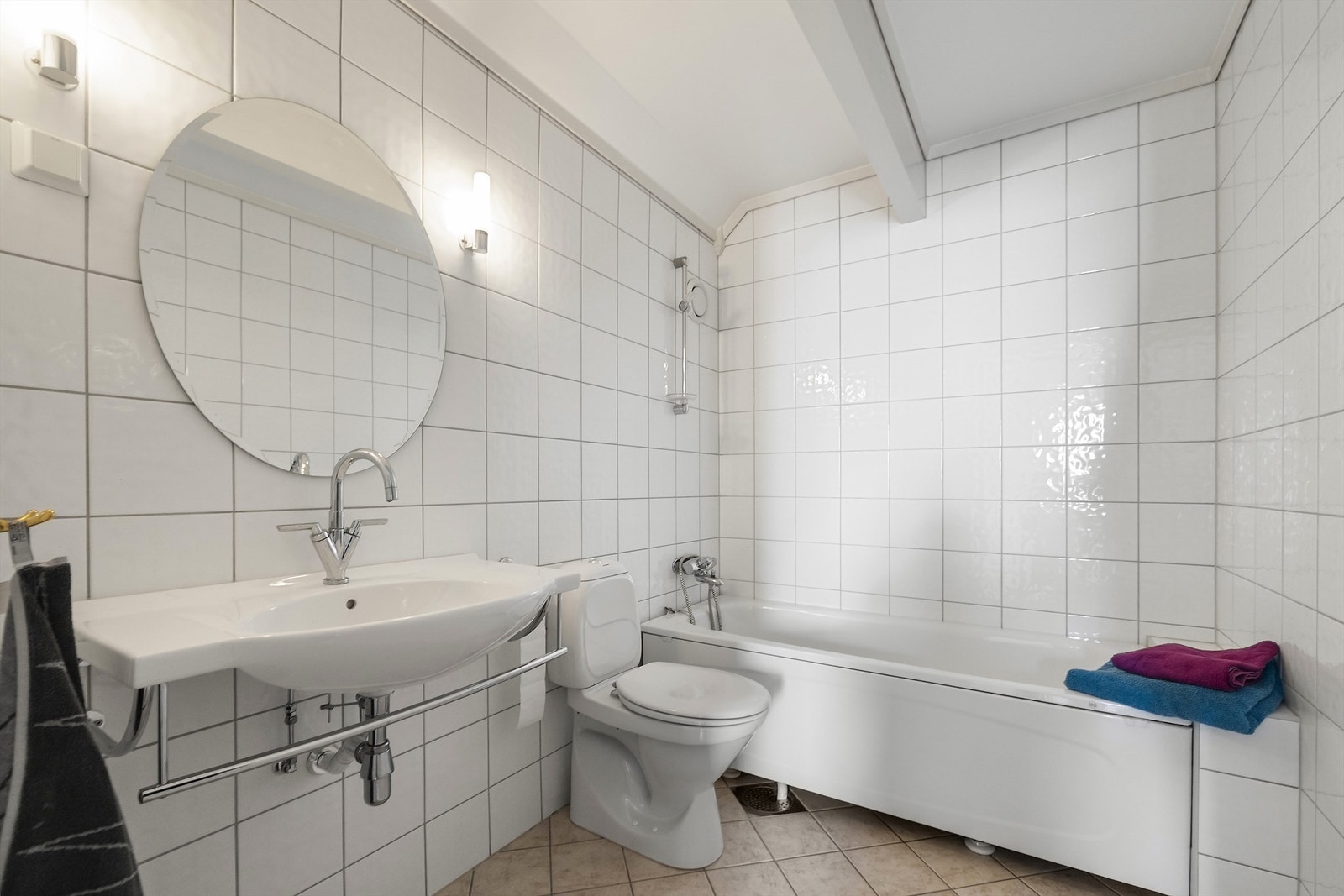 Badet i andre etasje har servant, toalett og badekar. Galleribilde