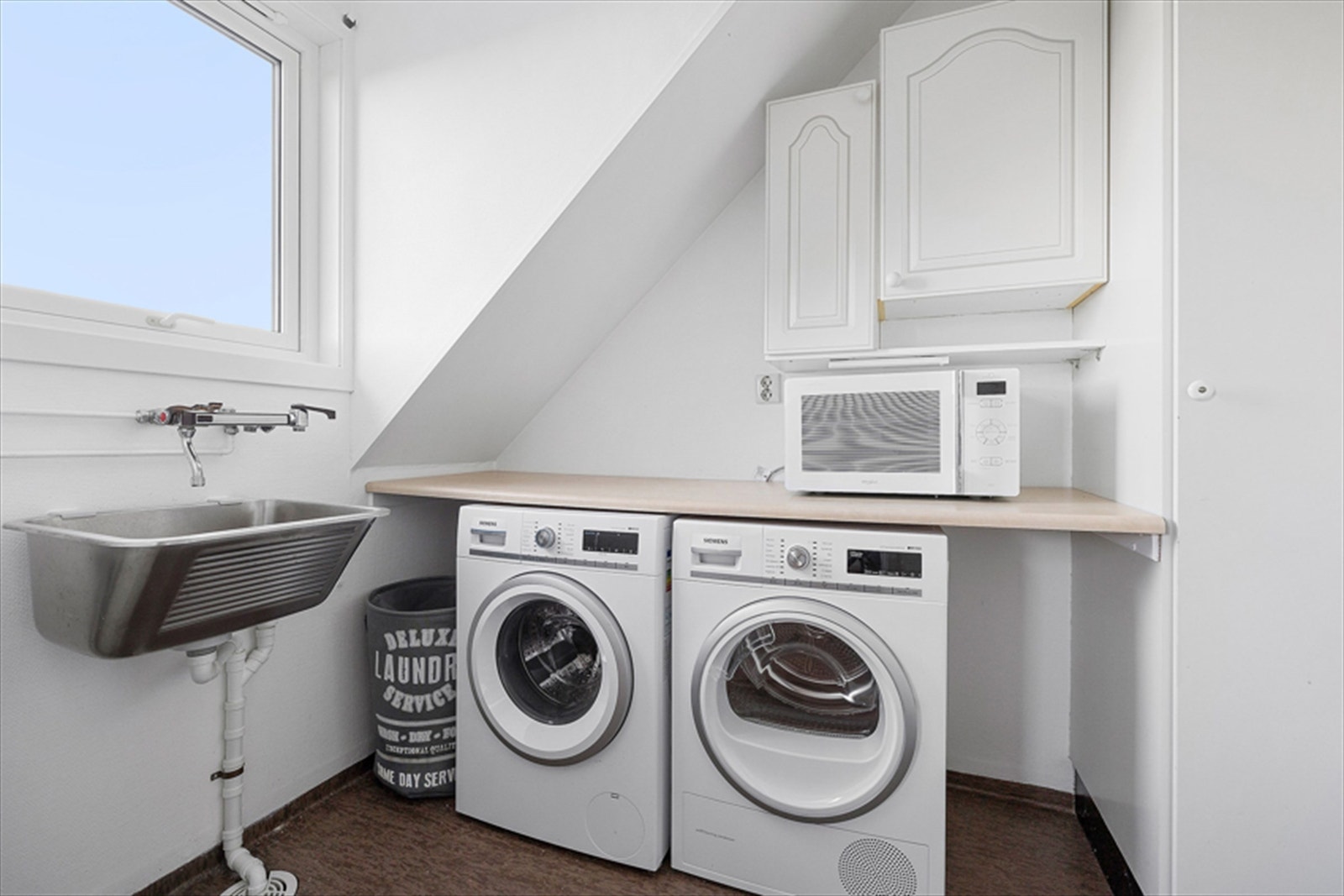 Praktisk vaskerom rett på innsiden av kjøkkenet. Galleribilde