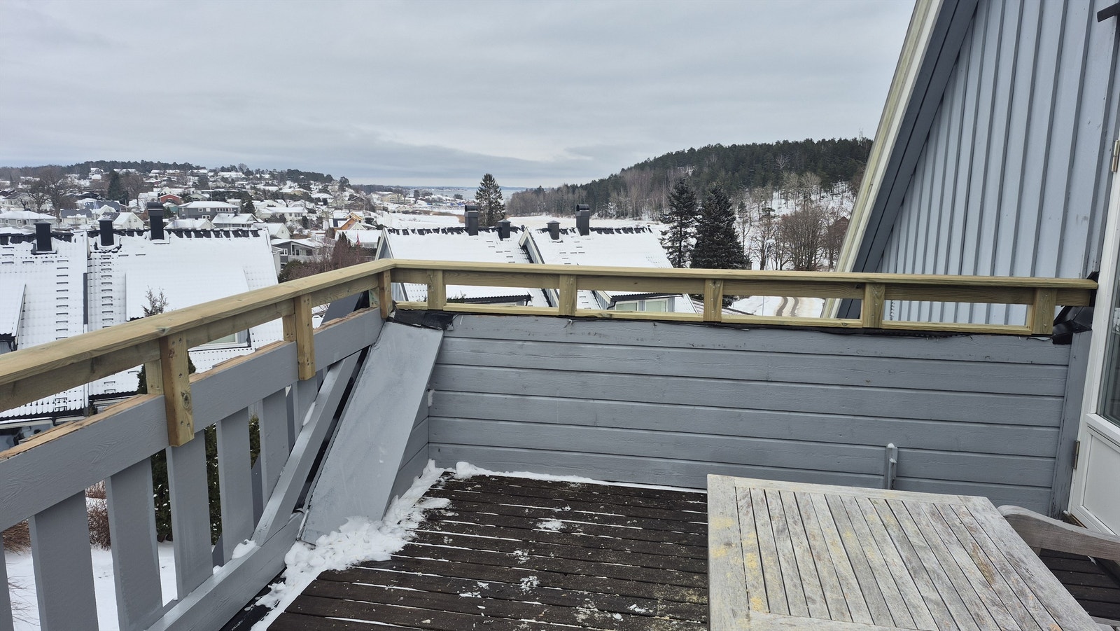 Deler av rekkverket er helt nytt og utført i henhold til gjeldende forskriftskrav for høyde og sikkerhet. Galleribilde