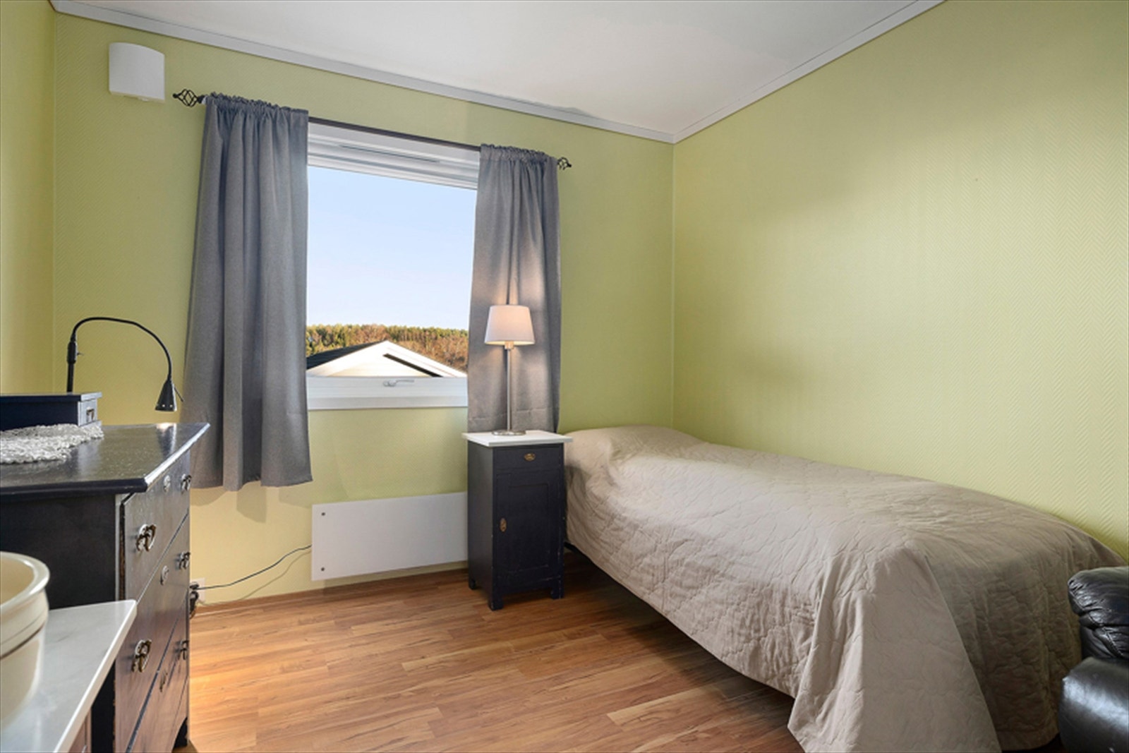 Soverommene har store garderobeskap og rikelig med naturlig lys, noe som gir en luftig og behagelig romfølelse. Dette soverom nr. 2. Galleribilde