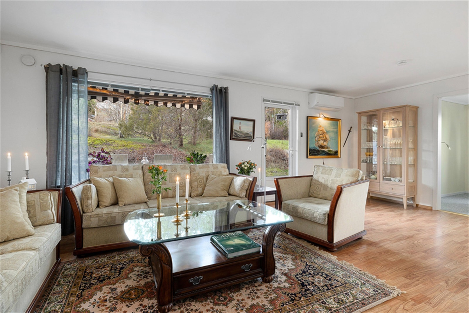 Stuen er lys og romslig med god plass til sofa og tv-hjørnet. Galleribilde