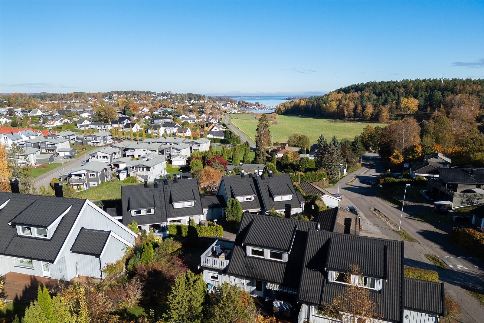 I tillegg er det få minutter gange til skole, barnehage og daglivare. Galleribilde