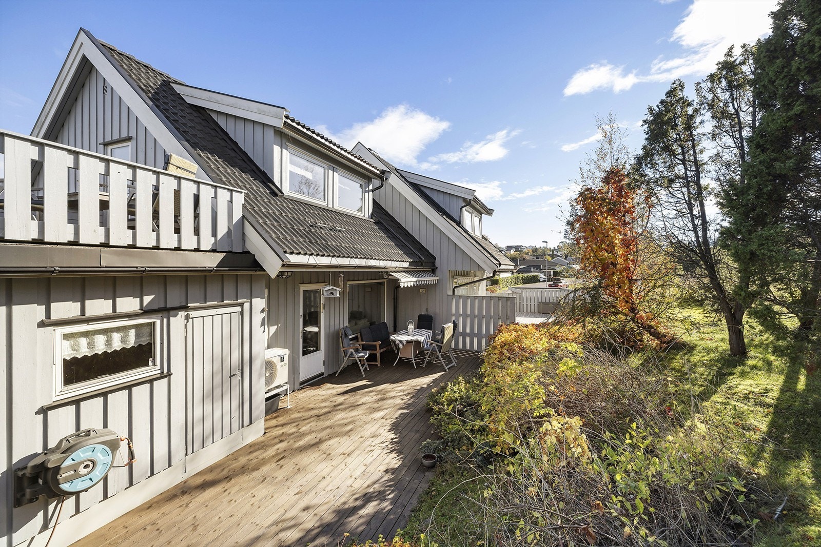 Boligen har egen takterrasse over bod/spisestue, utgang fra tv-stuen i 2. etasje. Galleribilde