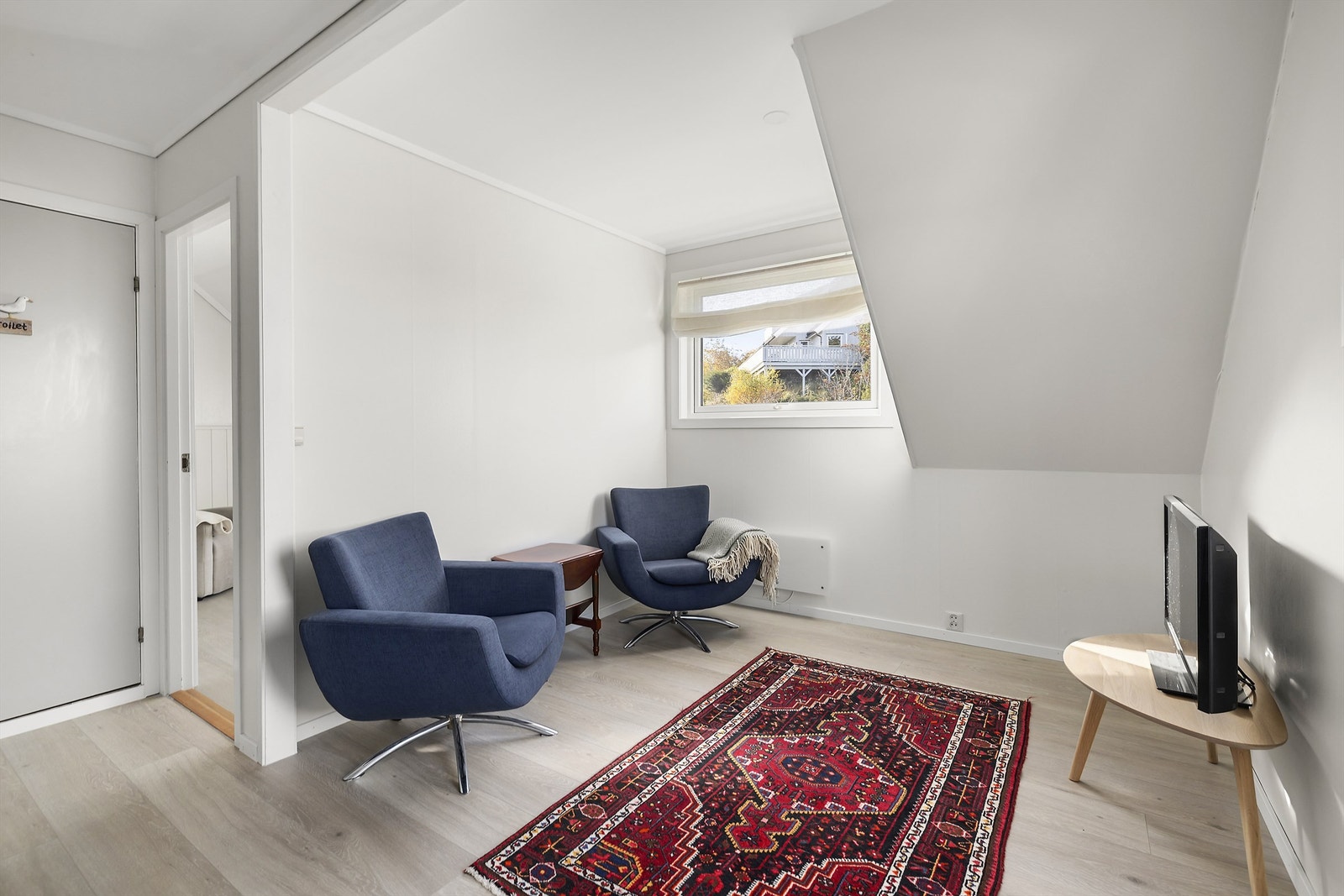 I 2. etasje finner du en tv-stue, bad, soverom og et stort lagringsloft. Utgang til solrik balkong med flott utsikt. Galleribilde