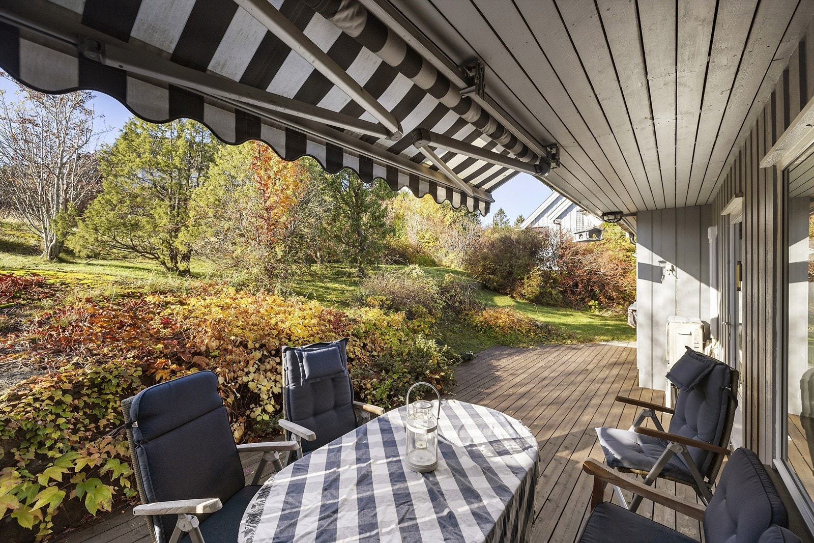 Utgang fra tv-stuen i 1. etasje. Galleribilde