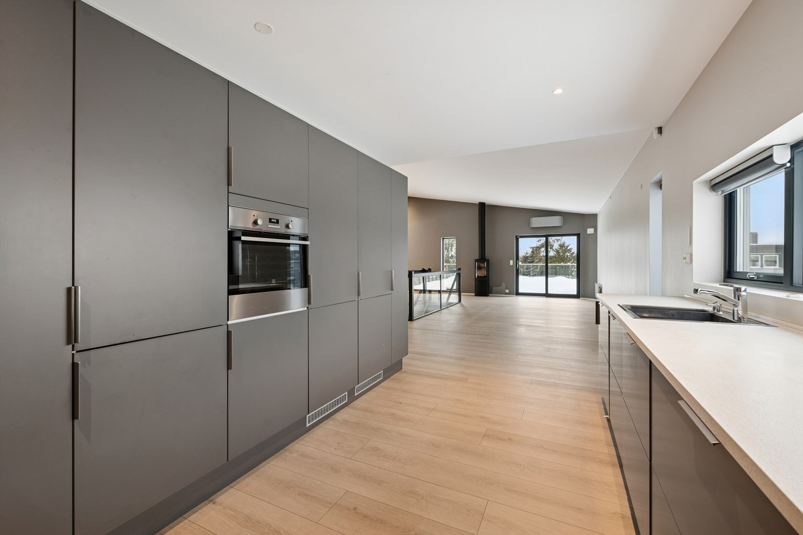 Stilrent og funksjonelt kjøkken med rikelig skap- og benkeplass. Galleribilde