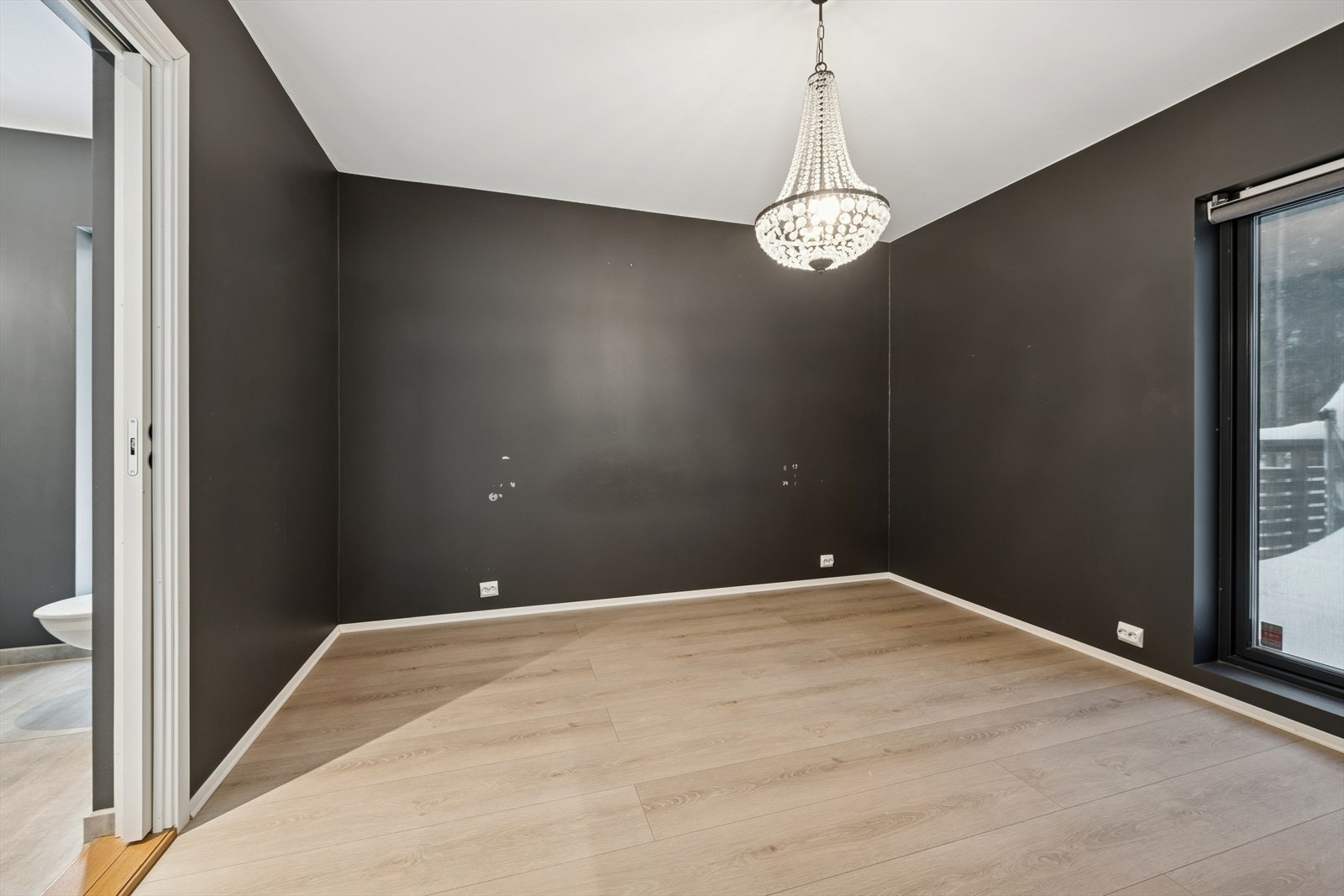 Rommet har god plass for dobbeltseng og garderobeløsning. Galleribilde