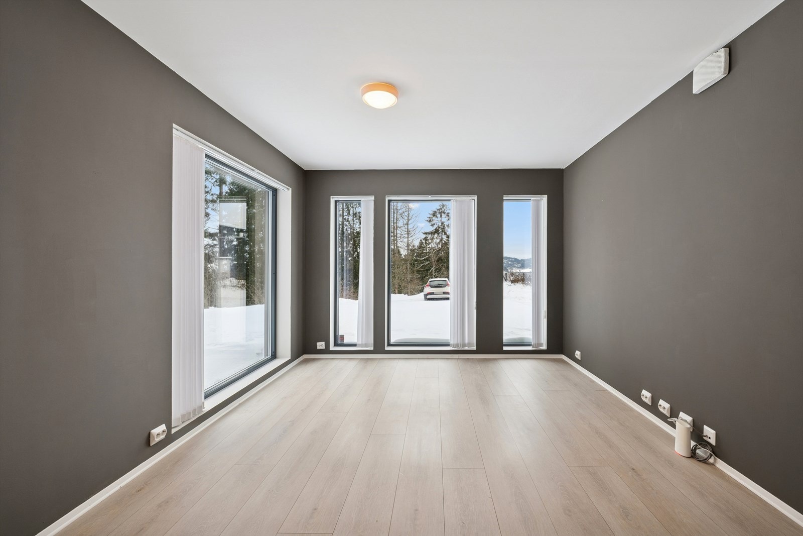 Store vinduer gir godt med naturlig lys inn i rommet. Galleribilde