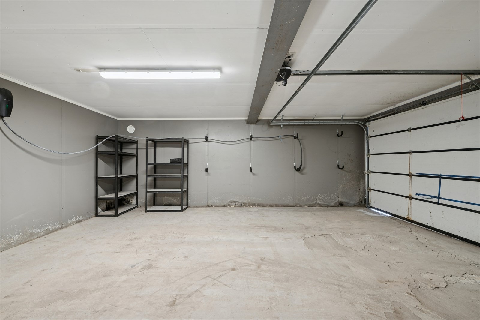 Her er det god plass til to bil, sykler og diverse sportsutstyr. Bemerkes at garasjeporten er defekt. Galleribilde