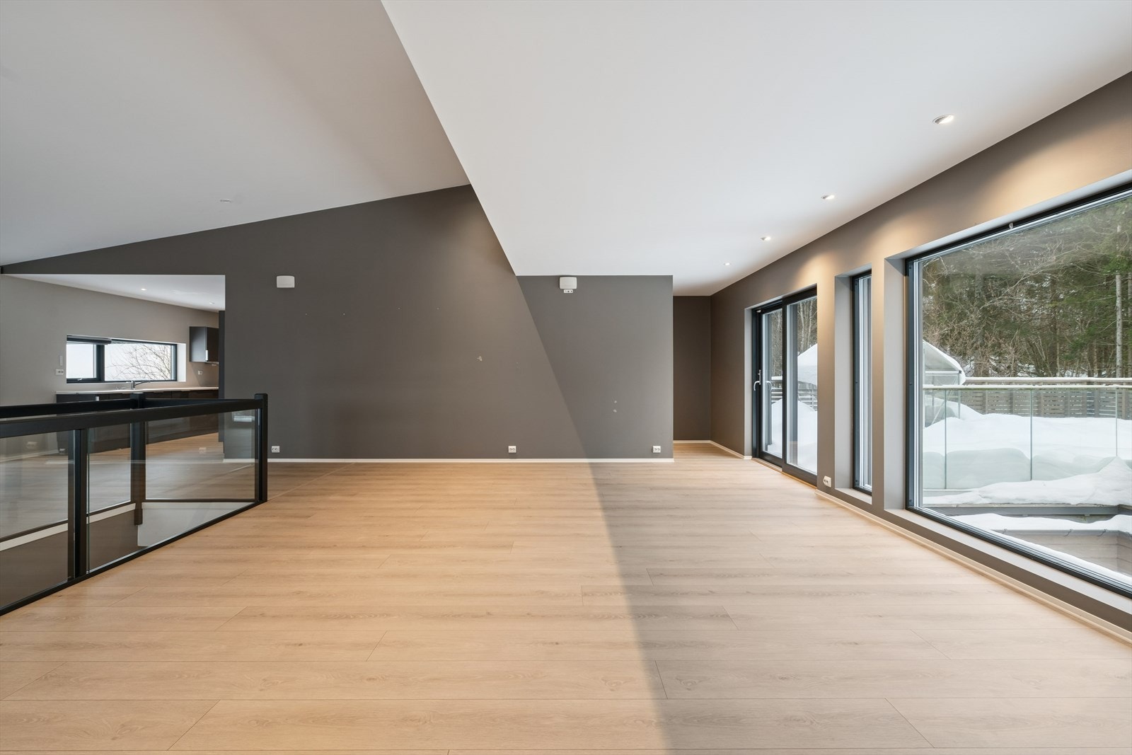 Gjennomgående laminatgulv og malte plater på vegger og i himling. Galleribilde