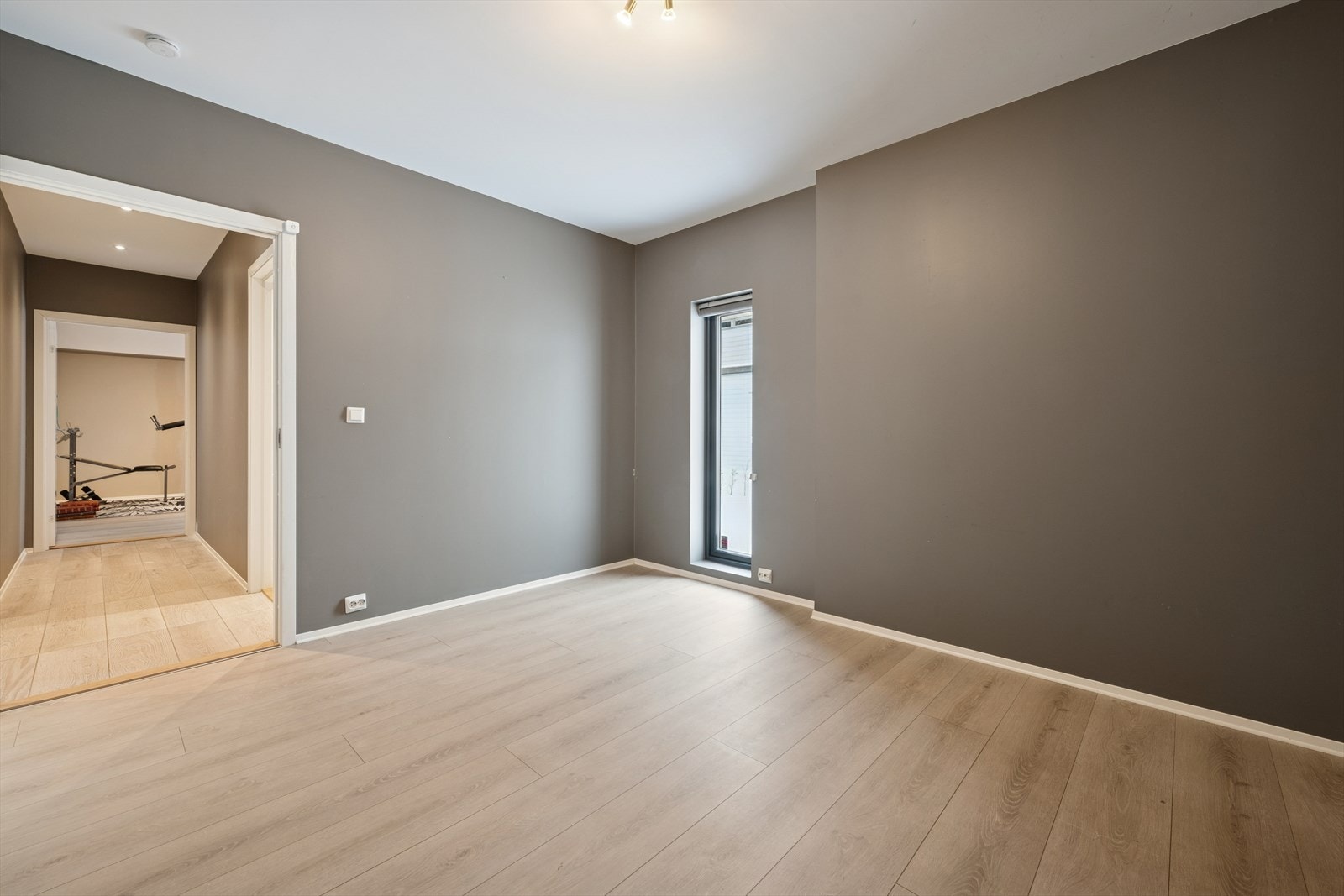 Et av soverommene i første etasje, med gode møbleringsmuligheter. Galleribilde