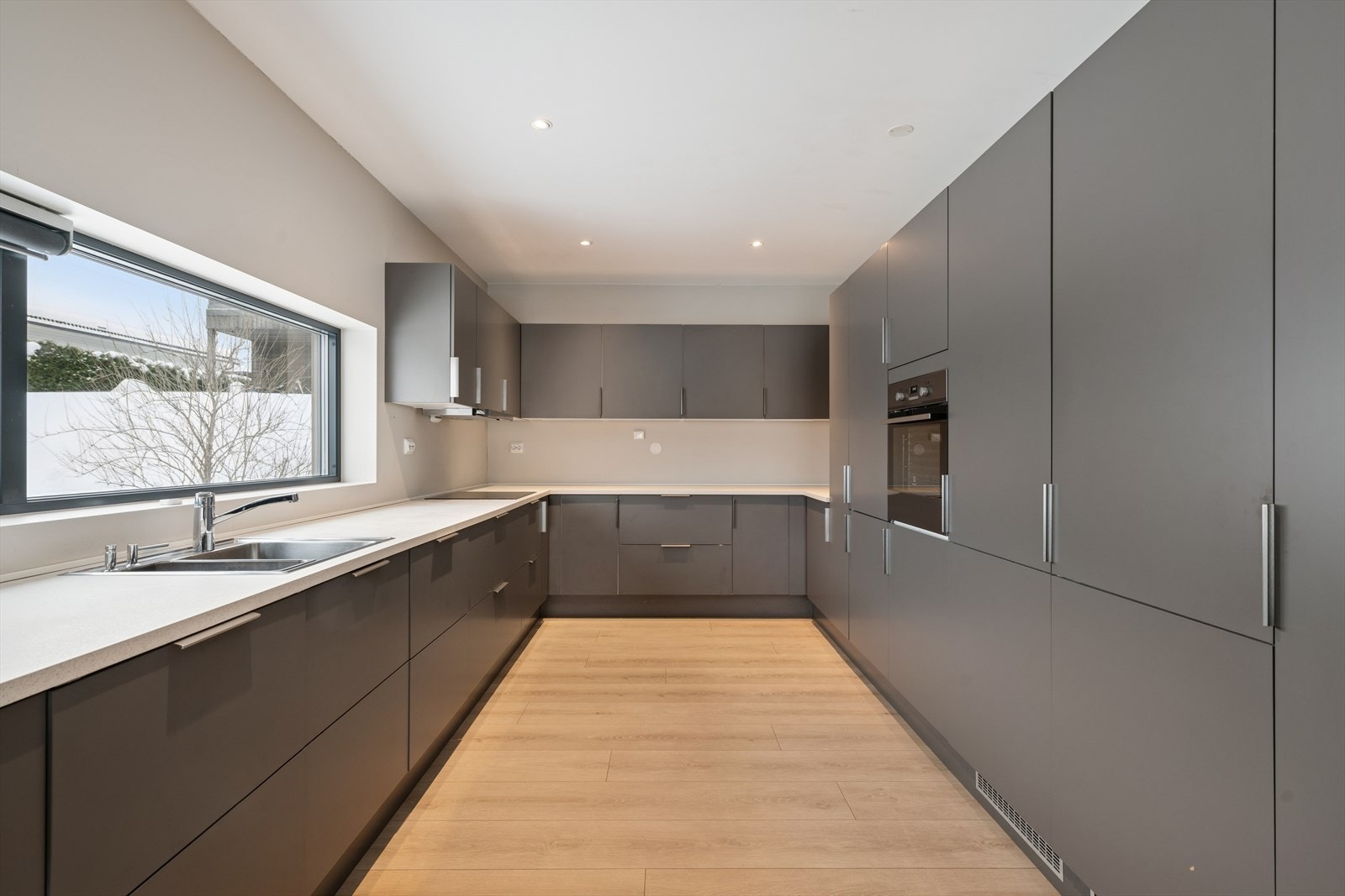 Integrerte hvitevarer inkluderer to oppvaskmaskiner, stekeovn, mikroovn, kjøl- og fryseskap. Galleribilde