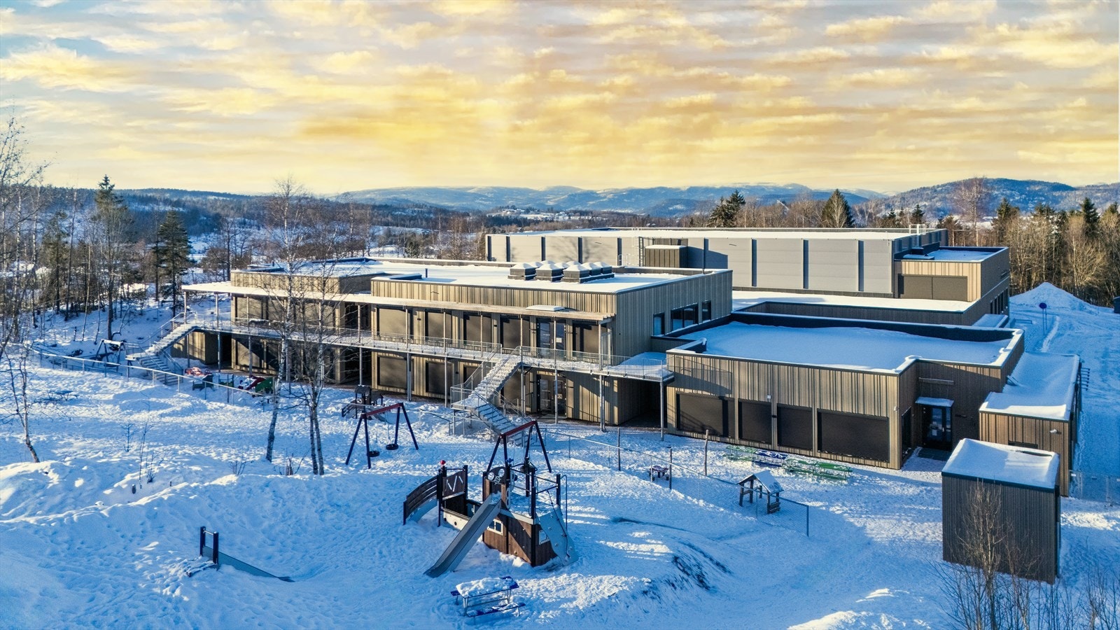Området er kjent for å være barnevennlig, med flere barnehager og skoler i nærheten. Galleribilde