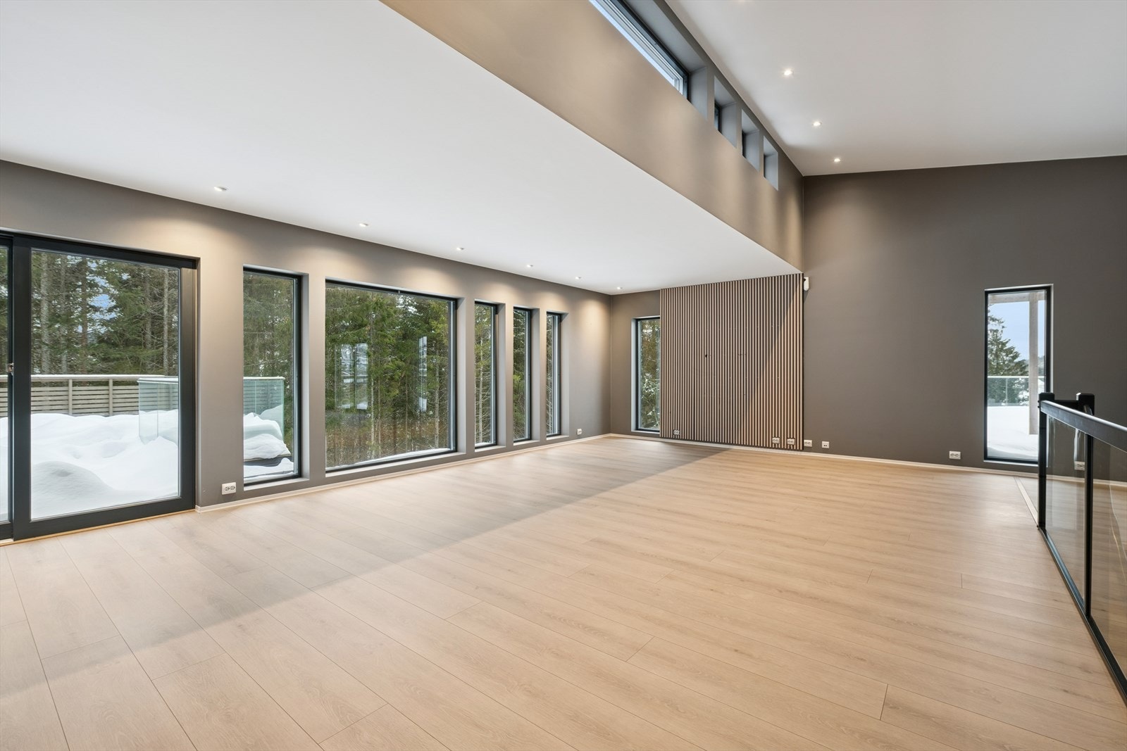 To store skyvedører i glass åpner opp mot to romslige terrasser på 113 m². Galleribilde