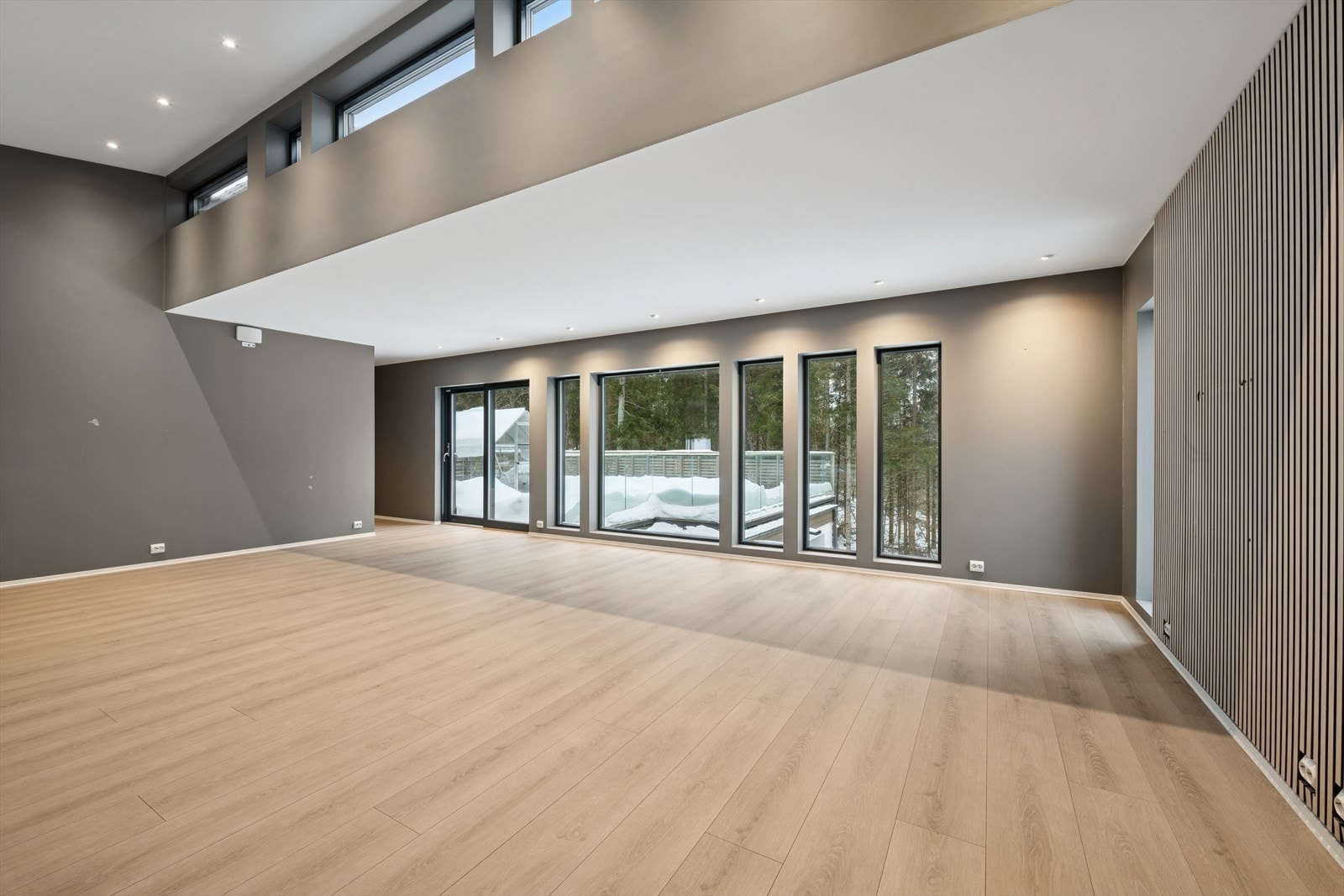 Flere av vindusflatene har screens for effektiv solskjerming. Galleribilde