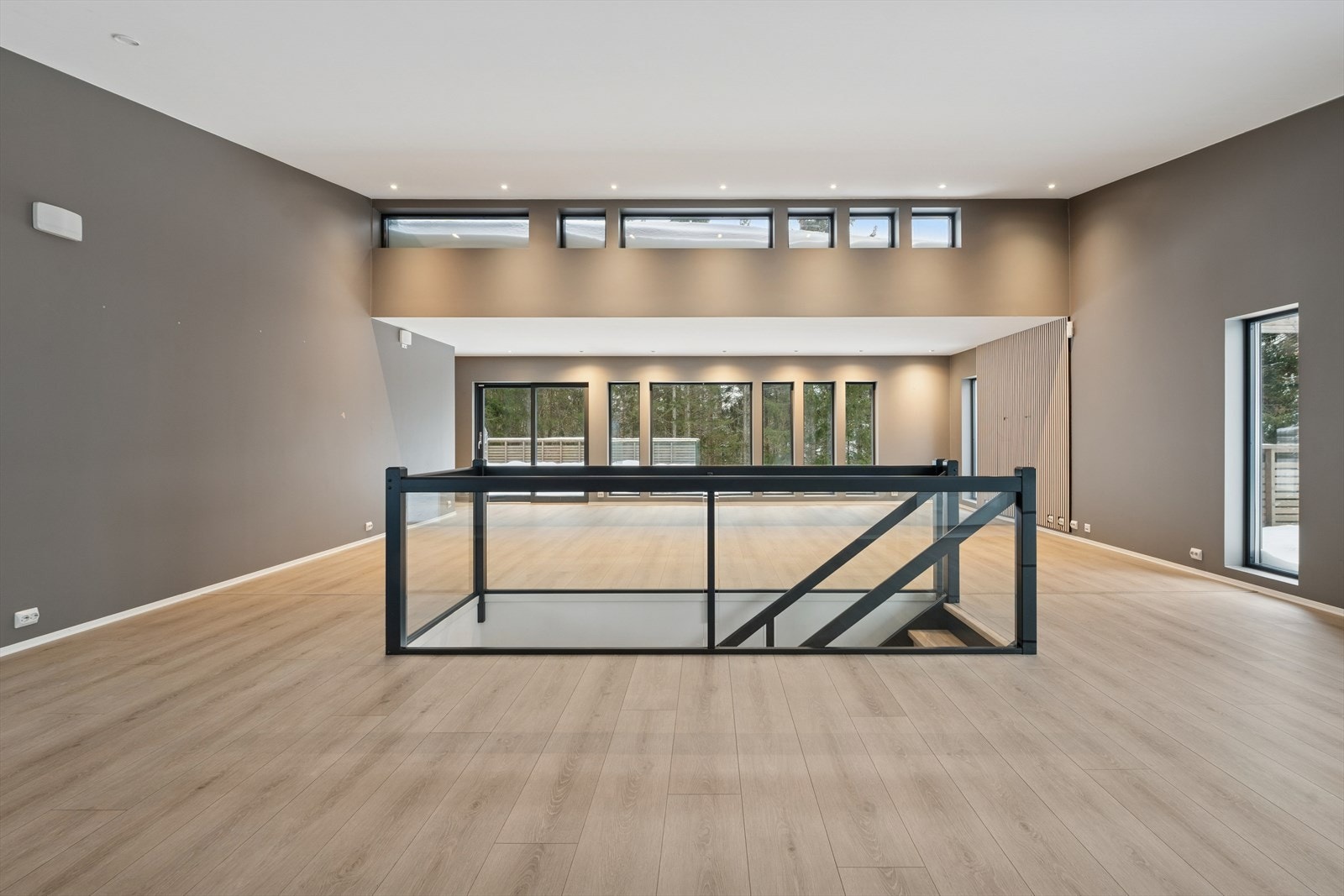 Den åpne løsningen mellom stue og kjøkken skaper en sosial og luftig atmosfære. Galleribilde