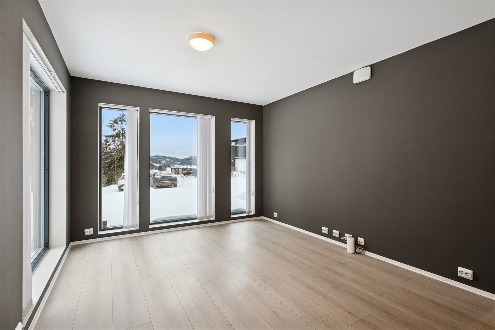 Åpen stue- og kjøkkenløsning med plass til sofagruppe og spisebord. Galleribilde