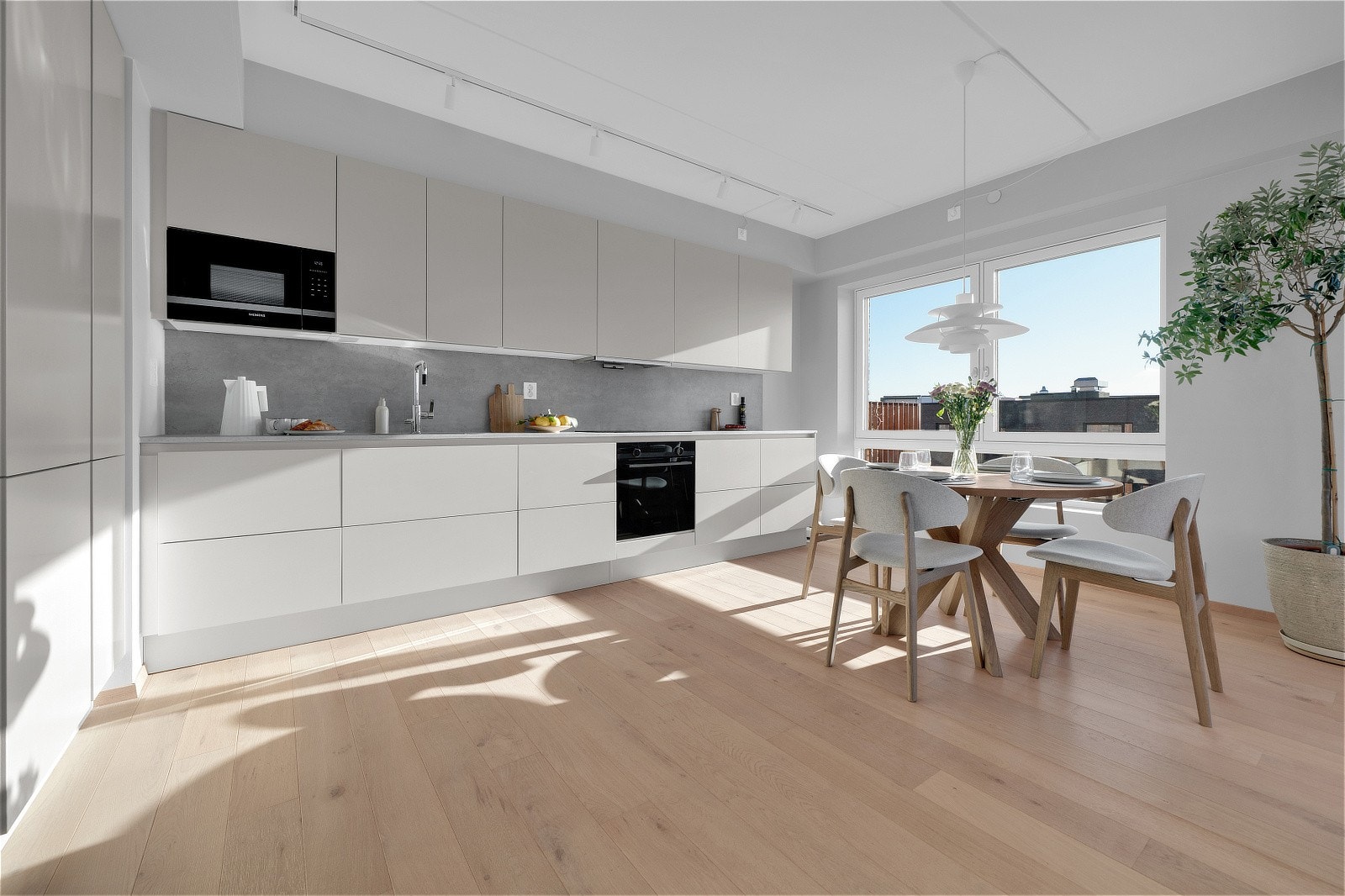 Leiligheten byr på en romslig entré med gode oppbevaringsmuligheter, samt en delvis åpen og sosial stue- og kjøkkenløsning Galleribilde