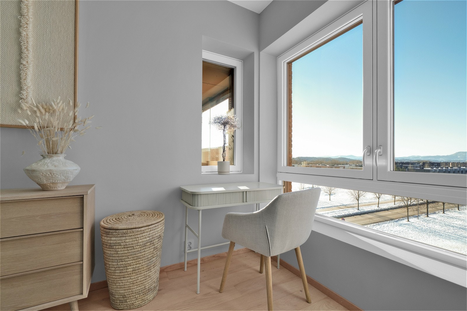 I tillegg gir rommet god plass til å innrede med kommode, skrivebord og annet ønsket møblement Galleribilde