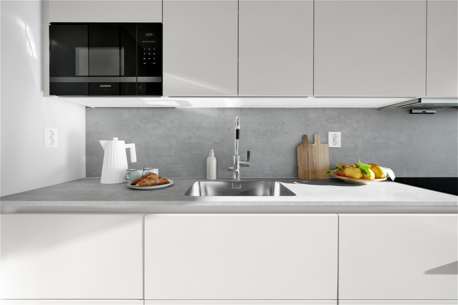 Hvitevarene er elegant integrert og inkluderer kjøleskap med fryser, oppvaskmaskin, induksjonstopp og stekeovn Galleribilde