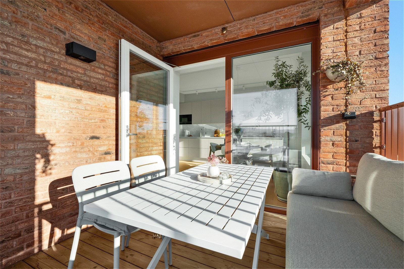 Her har du plass til å møblere med hyggelig utemøbler, perfekt for varme sommerdager Galleribilde