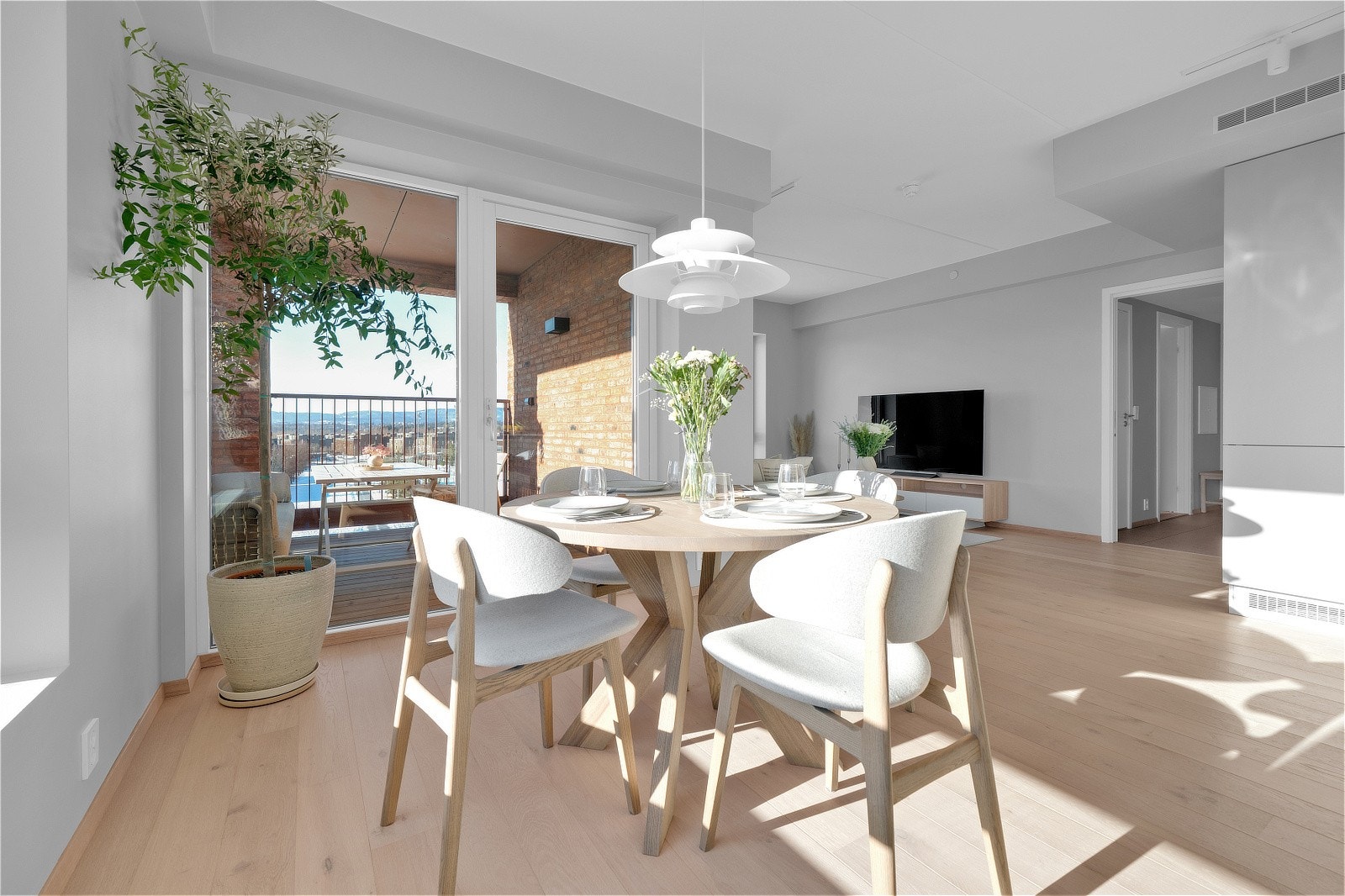 I tilknytning til kjøkkenet finnes det plass til et stort spisebord - ideelt for å samle familien til måltider Galleribilde