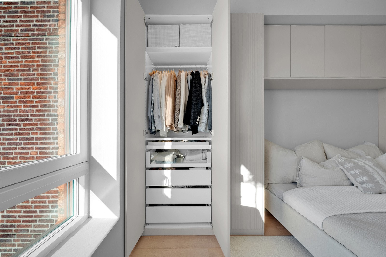 Garderobeskapet er utstyrt med skuffer, hyller og opphengsløsninger Galleribilde