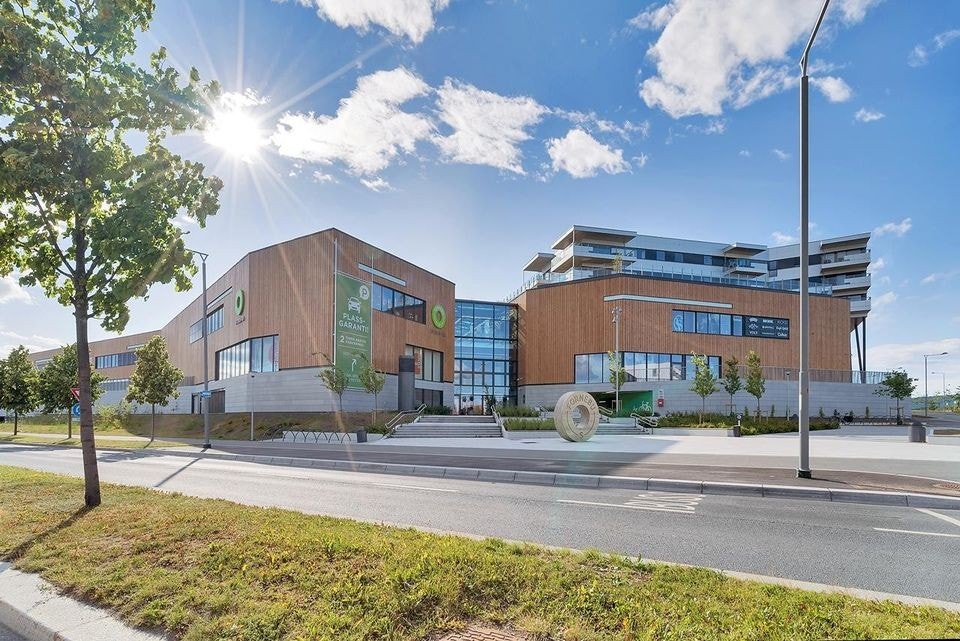 Rett ved ligger kjøpesentret Fornebu S som kom i 2014 og fokuserer på å gi en mer personlig shoppingopplevelse gjennom sine ulike butikker og serveringssteder Galleribilde