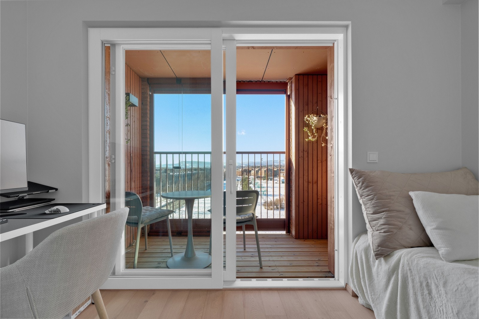 Fra soverommet har du utgang til en herlig balkong på 3,43 kvm Galleribilde