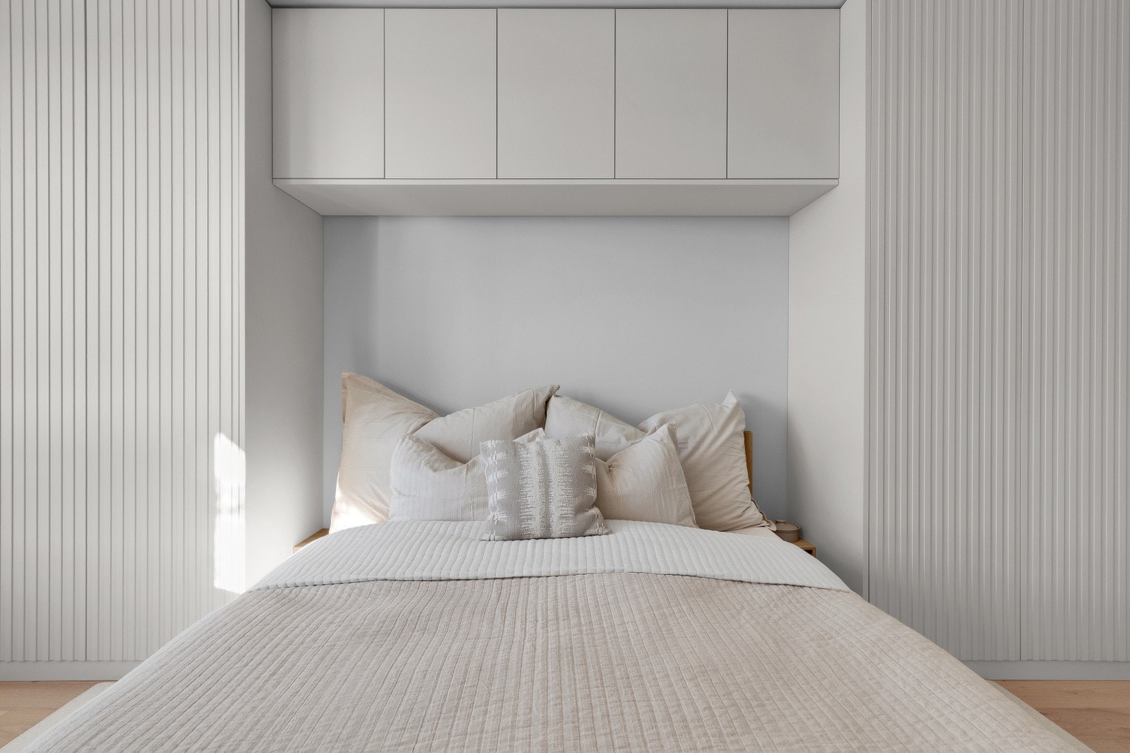 Soverommet har praktisk spesialbygd garderobeskap med god plass til å oppbevare ulike klesartikler Galleribilde