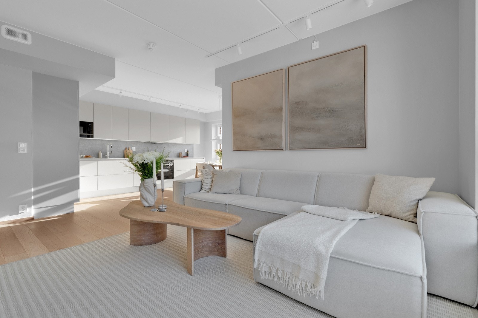 Her har du god plass til å innrede med hyggelig sofagruppe, TV med tilhørende møblement, samt annet ønsket inventar Galleribilde