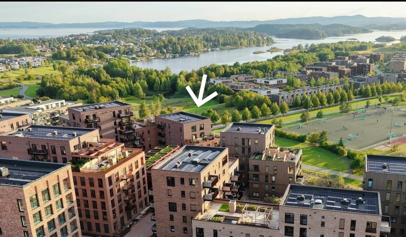 Leiligheten ligger høyt og fritt, med fantastiske sol- og utsiktsforhold. Bare noen få minutters gange unna finner du Koksabukta strand, perfekt for sommerdager med bading, soling eller en avslappende spasertur langs vannet. Galleribilde