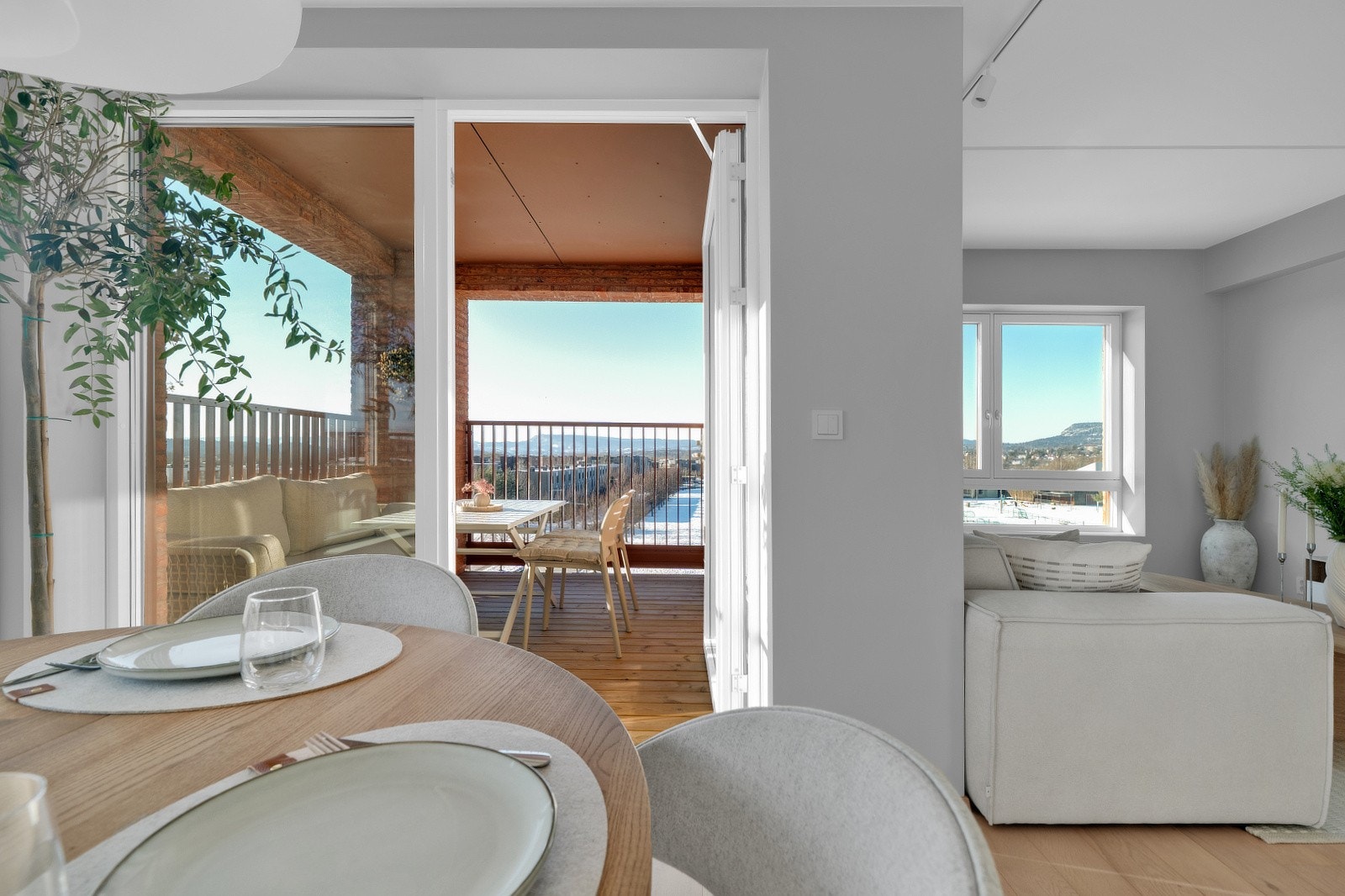 Fra stuen er det direkte utgang til en herlig balkong på 11 kvm - perfekt for både morgenkaffen og hyggelige sommerkvelder Galleribilde