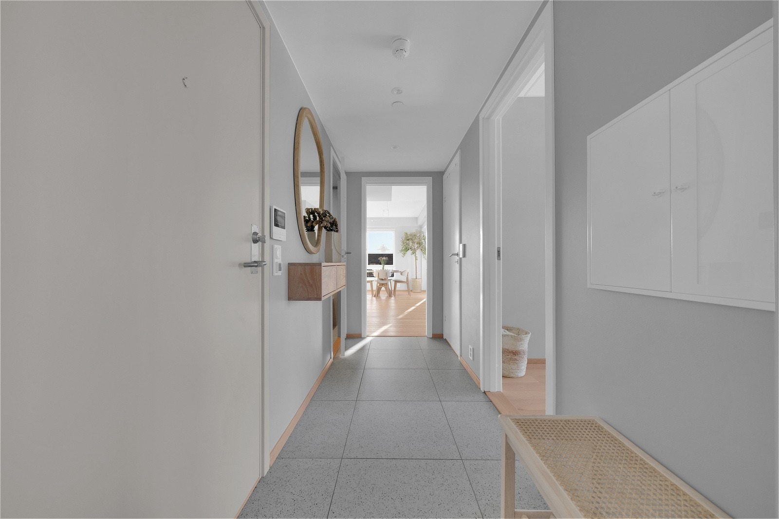 Romslig entré som gir et svært godt førsteinntrykk av leiligheten. Her har du plass til oppbevaring av yttertøy og sko, og entréen har videre adkomst til boligens øvrige rom Galleribilde