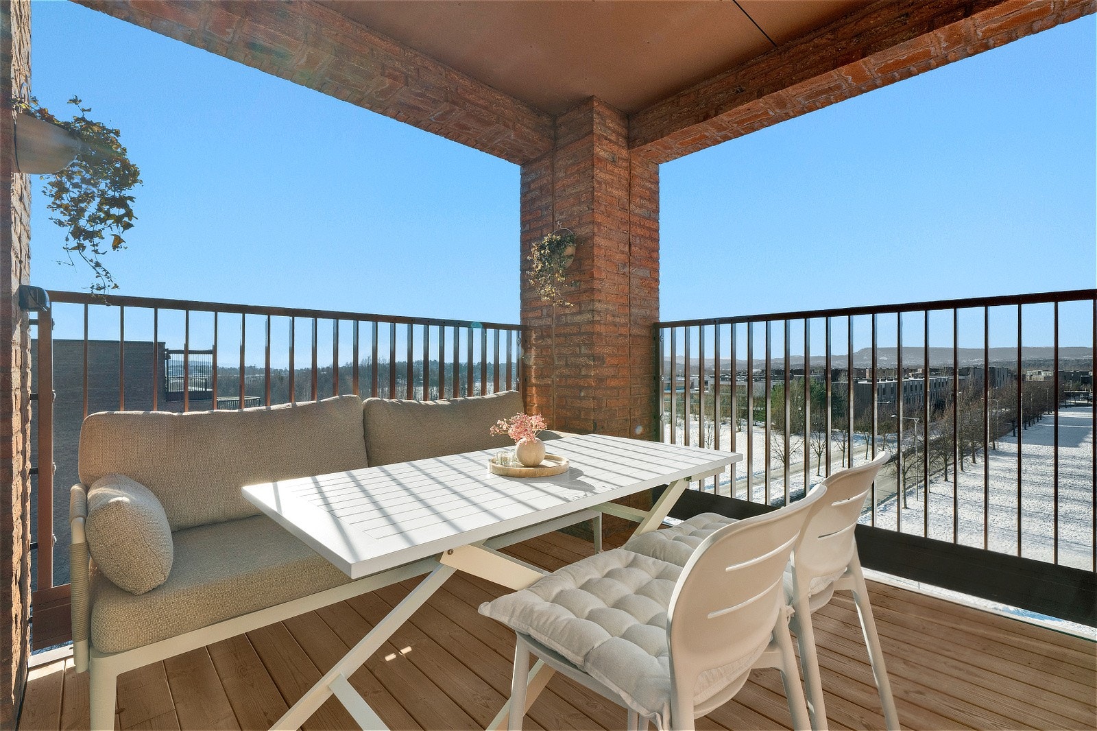 Fra kjøkkenet har du direkte utgang til en hyggelig balkong Galleribilde