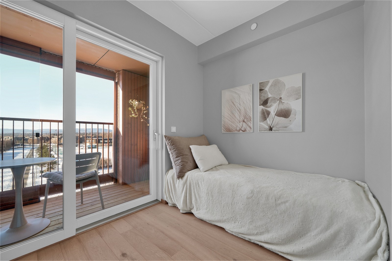 Leilighetens andre soverom er også av god størrelse og her har du plass til seng med tilhørende nattbord, garderobeskap, pult og annet ønsket inventar Galleribilde